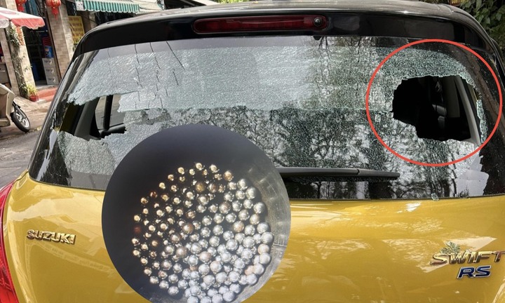 Nhà dân sát sân bay Tân Sơn Nhất liên tục trúng bi sắt 