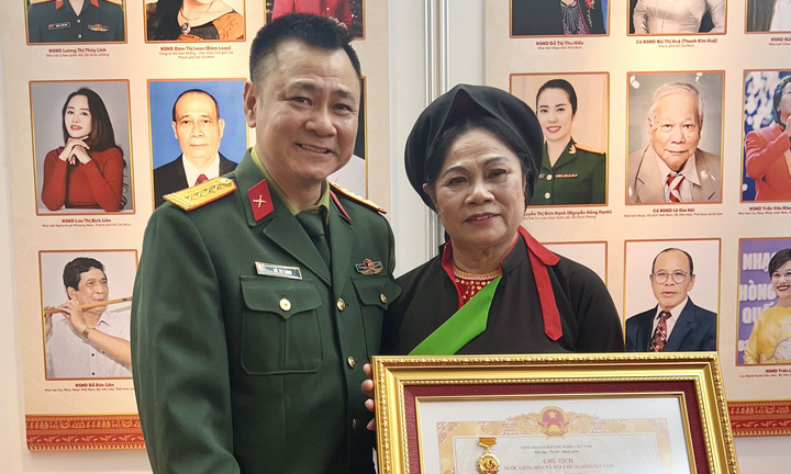 Mẹ của NSND Tự Long nhận danh hiệu NSƯT, trải lòng sau khi vượt qua bệnh ung thư