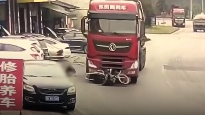 Xe tải kéo lê hàng chục mét, người đàn ông thoát chết thần kỳ