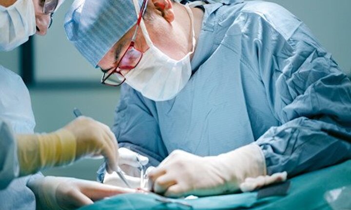 Bé trai 14 tuổi phải cắt bỏ tinh hoàn sau cơn đau 5 ngày