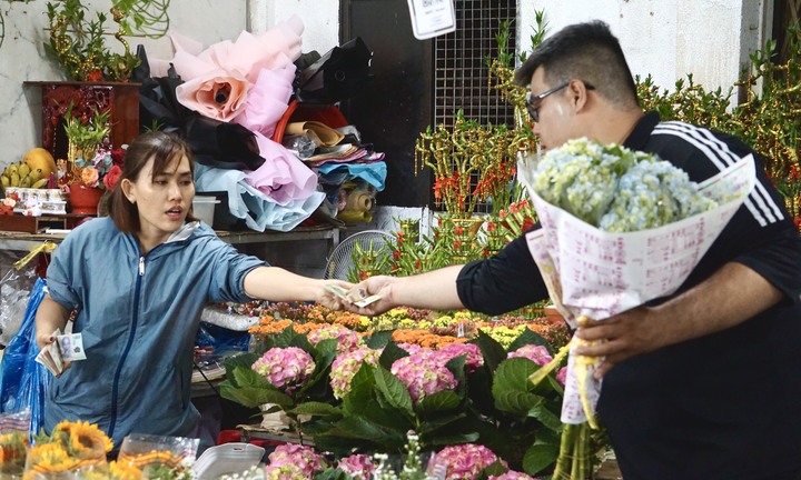Khách đông trước 8/3, tiểu thương chợ hoa lớn nhất TP.HCM vẫn 'không mấy vui'