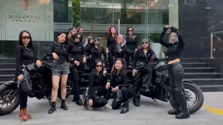 Những quý cô mê cưỡi mô tô 'khủng' ở Hà Nội