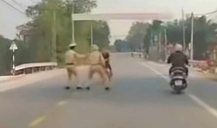 Nam thanh niên lái xe máy tông trực diện, hất văng trung tá cảnh sát giao thông