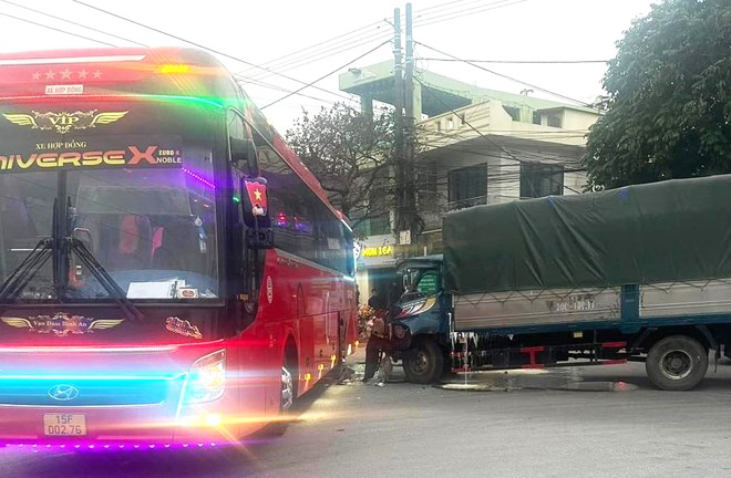 Xe chở học sinh đi trải nghiệm gặp tai nạn ở Hải Phòng