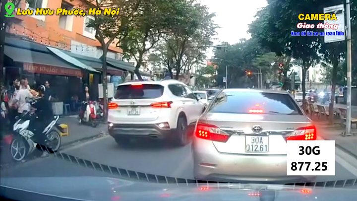 Lái xe kiểu 'khôn lỏi', tài xế ô tô trả giá đắt