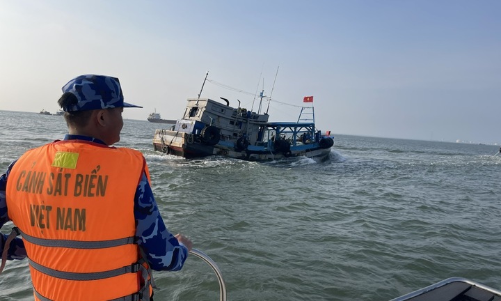 Cận cảnh bắt tàu vận chuyển 50.000 lít dầu diesel trái phép trên biển