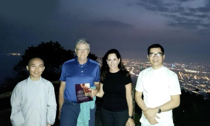 Buổi thiền trà đặc biệt với tỷ phú Bill Gates trên đỉnh Bàn Cờ