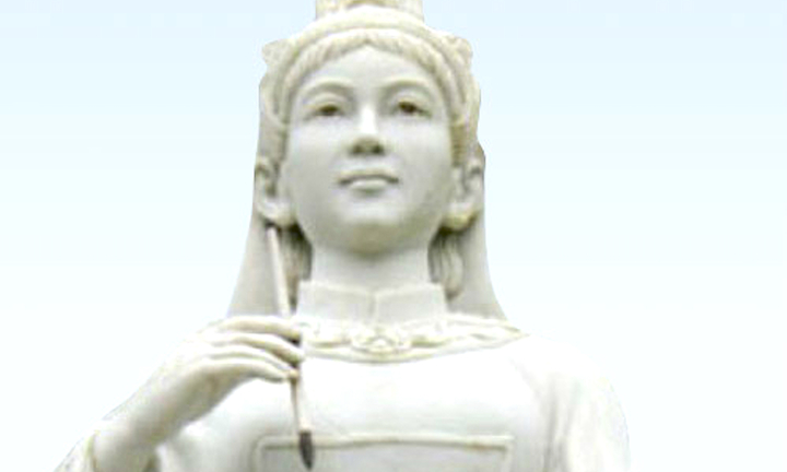 Nữ quan đầu tiên trong lịch sử phong kiến Việt Nam là ai?