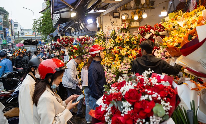 Giá hoa 8/3 tăng mạnh, khách vẫn chen nhau mua