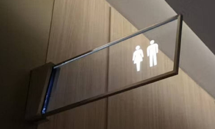 Vào nhầm nhà vệ sinh nữ 10 giây, nam nhân viên bị đuổi việc 