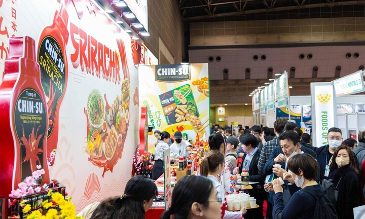 Thực khách xếp hàng thưởng thức đặc sặc sản Việt cùng tương ớt Chin-su Sriracha