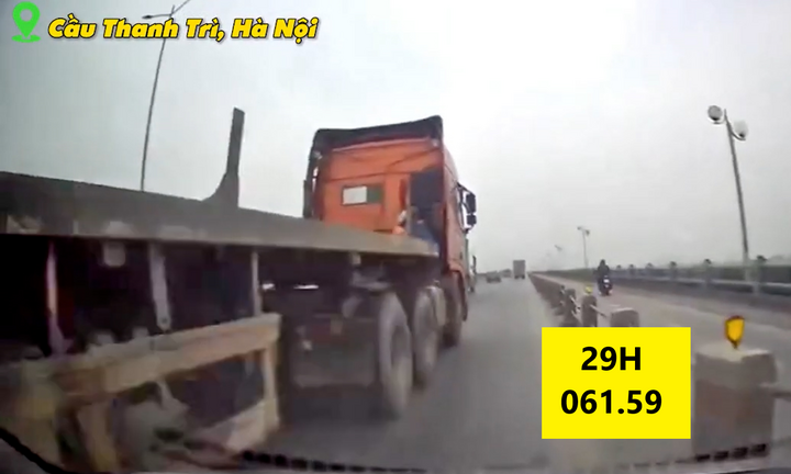 Xe đầu kéo ép ô tô con lao vào dải phân cách trên cầu Thanh Trì