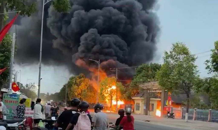 Khói lửa bốc lên ngùn ngụt trong trụ sở công an huyện ở Bình Thuận 