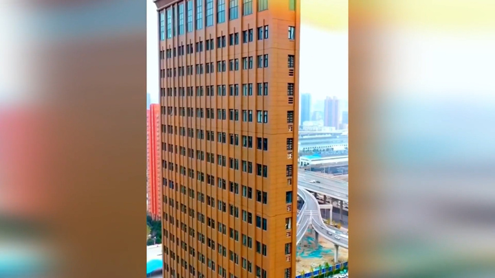 Tòa nhà 'mỏng như tờ giấy' được xây dựng gây tranh cãi ở Trung Quốc