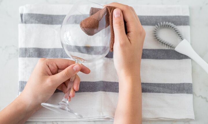 8 cách làm sạch ly thủy tinh bị ố