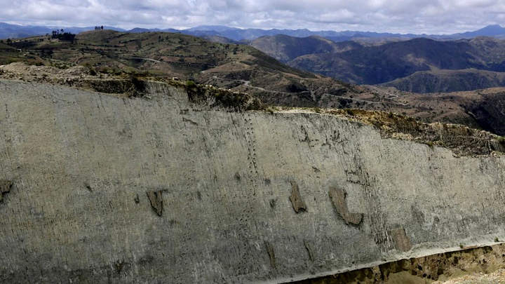 Vách đá lưu giữ 5.000 dấu chân khủng long ở Bolivia