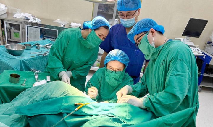 Bé gái 11 tuổi có hai tử cung