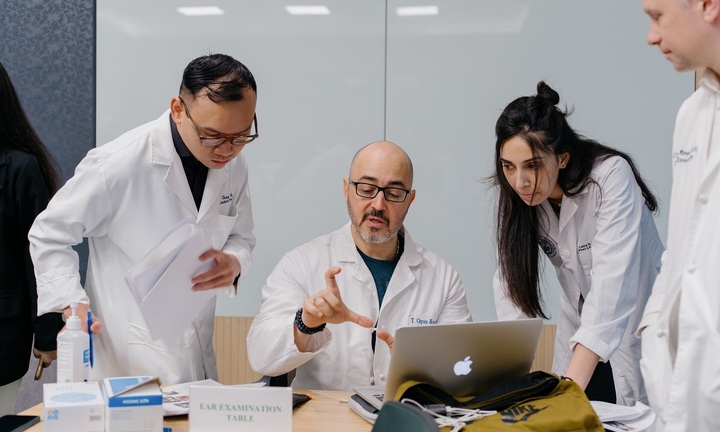 Hơn 30 chuyên gia Mỹ khám từ thiện cho bệnh nhân nghèo tại Bệnh viện Hồng Ngọc