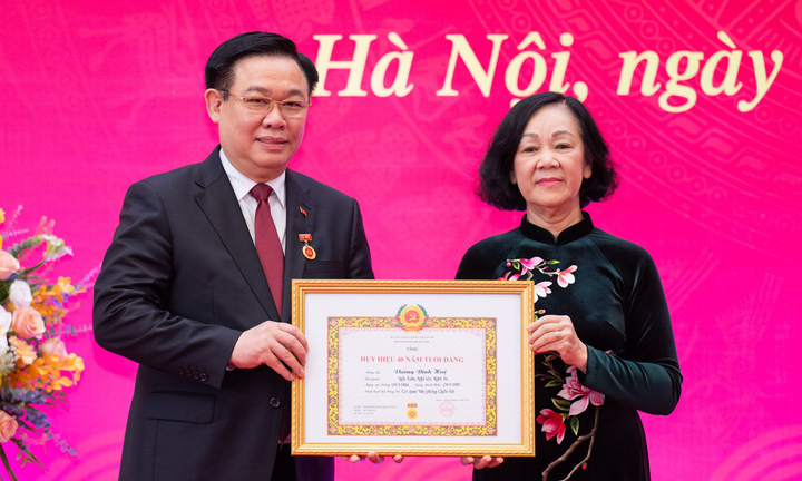 Chủ tịch Quốc hội Vương Đình Huệ nhận Huy hiệu 40 năm tuổi Đảng 