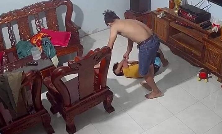 Danh tính kẻ hành hạ tàn bạo bé trai ở Bình Phước