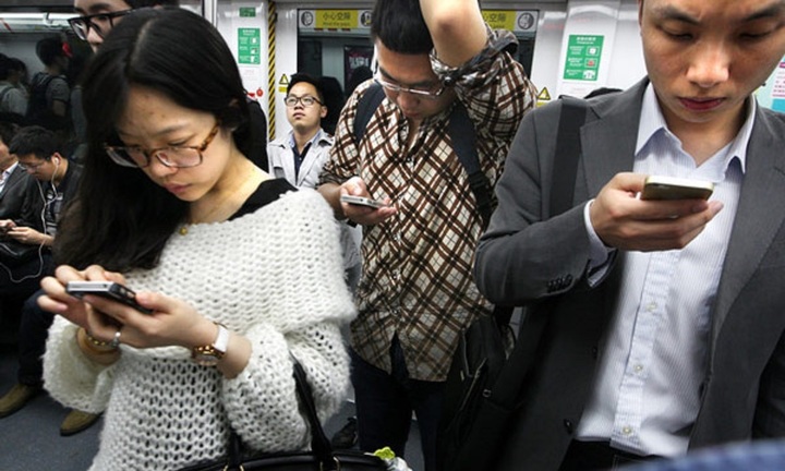 Trung Quốc xem xét đưa 'giờ làm thêm online vô hình' vào luật