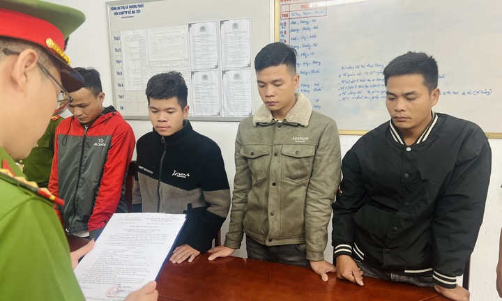 Bắt 4 kẻ cưa trộm 30 cây keo tràm trong rừng phòng hộ ở Thừa Thiên - Huế