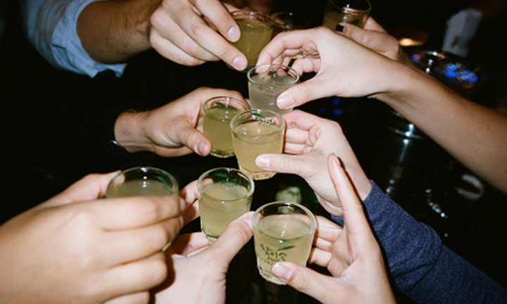 Mổ lợn đãi bạn khiến bạn say rượu bị tai biến, người đàn ông phải ra tòa