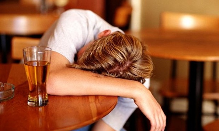 Uống rượu từ năm 15 tuổi, nam thanh niên phải khám tâm thần