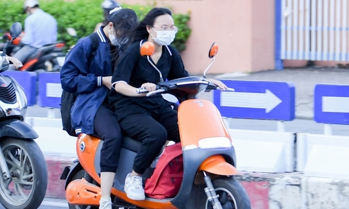 Nhiều học sinh cấp 2 Hà Nội thản nhiên đi học bằng xe máy điện bất chấp luật cấm