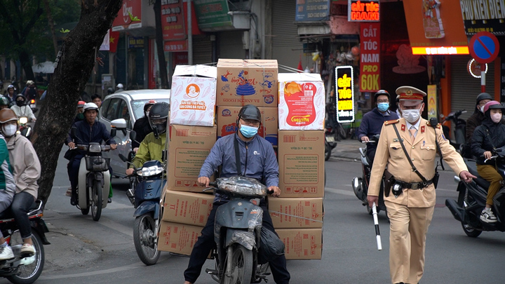 Hà Nội: Nhiều xe máy, xe ba gác chở hàng cồng kềnh gây nguy hiểm cho người đi đường bị xử phạt