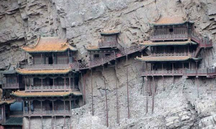 'Ngôi chùa nguy hiểm nhất Trung Quốc' cheo leo trên vách núi hơn 1.500 năm