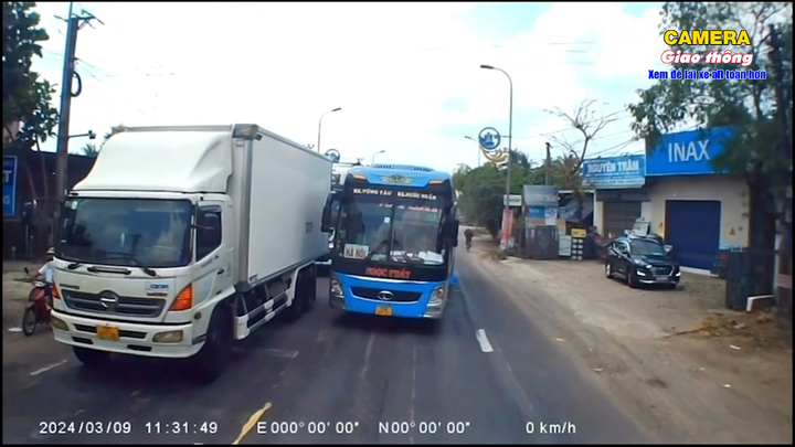 Xe khách lấn làn, cướp đường gặp tài xế 'cứng' và cái kết