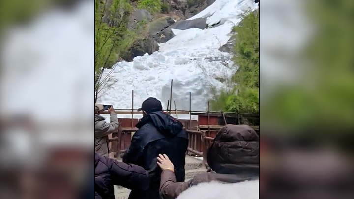 Cầu tuyết lăn trên núi xuống phá nát hàng rào, du khách hoảng sợ bỏ chạy