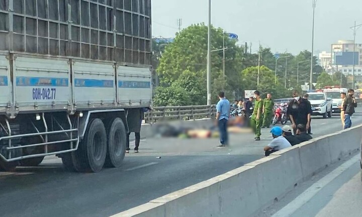 Ô tô tải va chạm xe máy trên cầu vượt, 2 người tử vong 
