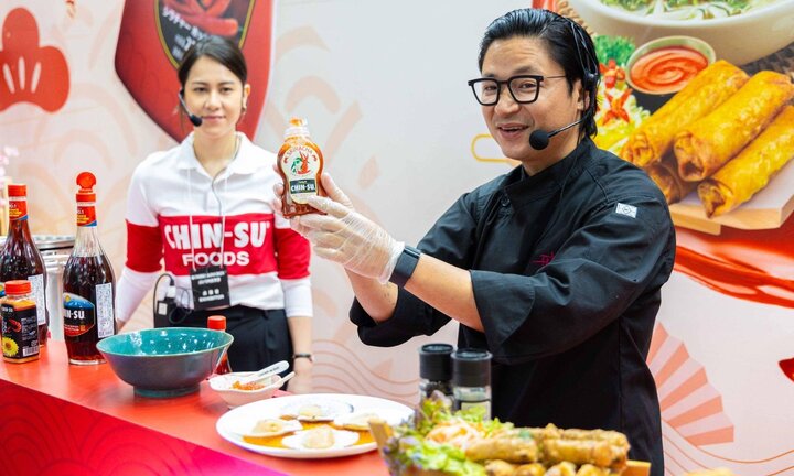 Chef Luke Nguyễn trình diễn với tương ớt Chin-su Sriracha tại Foodex 2024