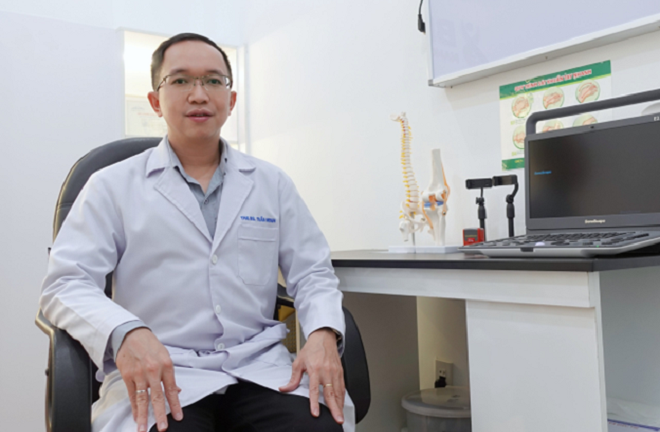 Bác sĩ Trần Minh đồng hành chia sẻ và chăm sóc bệnh nhân thoái hóa khớp