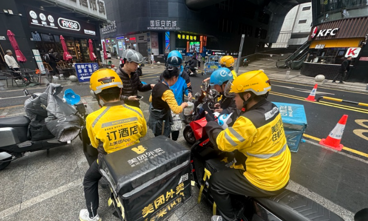Trung Quốc bùng nổ dịch vụ 'nhận hộ đồ ăn'