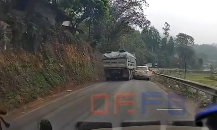 Xe ben vượt ẩu 'hất văng' ô tô con