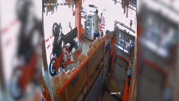 Chạy xe máy như tên bắn, nam thanh niên lao thẳng vào tiệm bánh mì