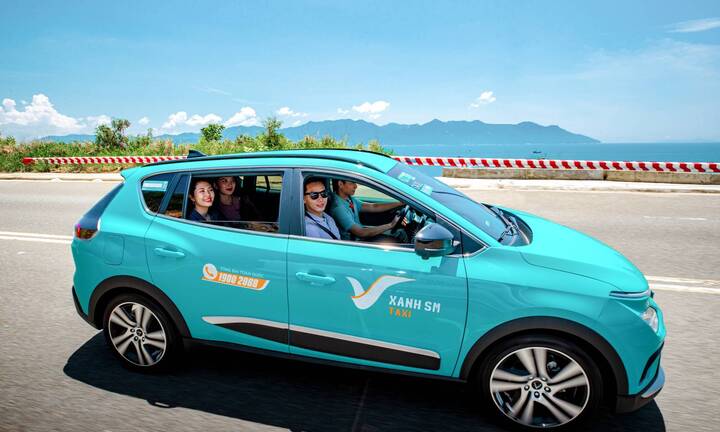 Thuê xe riêng có tài xế của Xanh SM, cả gia đình thoải mái du xuân 