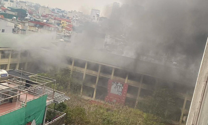 Cháy trường cấp 2 ở Hà Nội, khói đen bốc cao nghi ngút