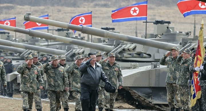 Nhà lãnh đạo Triều Tiên giám sát cuộc huấn luyện tác chiến trên không