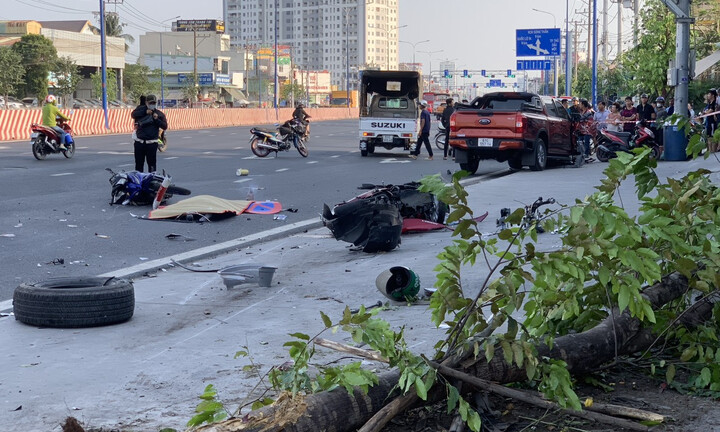 Ô tô bán tải lùa hàng loạt xe máy ở Bình Dương, một người tử vong