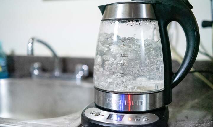 Ống thoát nước bị tắc, có nên xả bằng nước nóng?