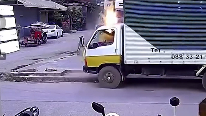 Lái xe tải như vô thức, tài xế tông gãy cột điện 