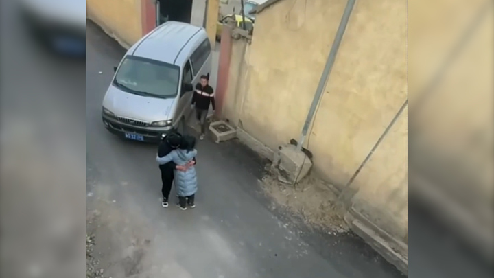 Cặp đôi tình tứ giữa đường và hành động bất ngờ của tài xế