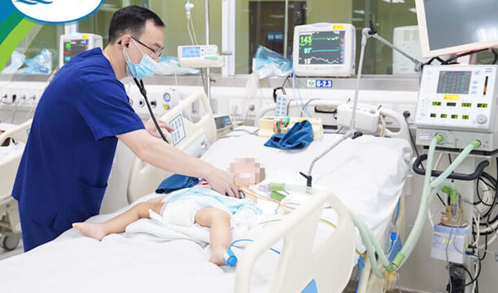 Người lớn bế rung lắc, bé 2 tháng tuổi tổn thương thần kinh, phải cấp cứu