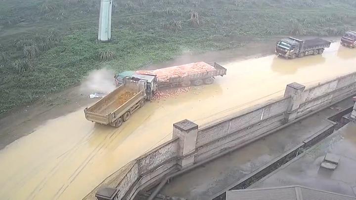 Vào cua trên đường trơn, xe tải tông thẳng vào xe chở gạch 