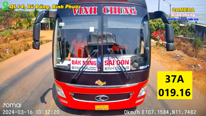 Tài xế xe khách ngang nhiên lấn làn chặn đầu, thách thức các phương tiện