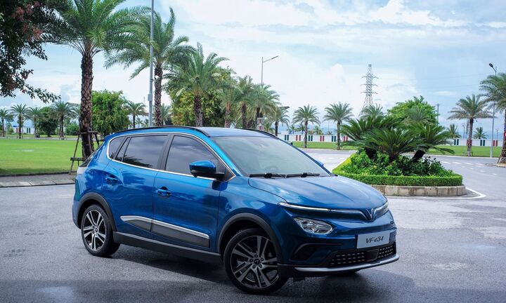 Khách mua xe điện VinFast: Chưa từng nghĩ sở hữu ô tô 'nhẹ đầu' đến thế